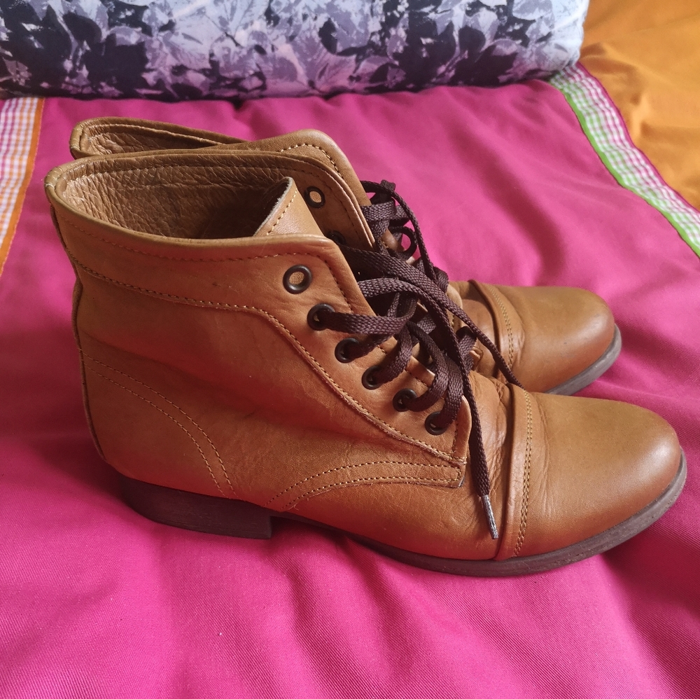 Genuine Leather Tan Lace Up Boots sz. 9